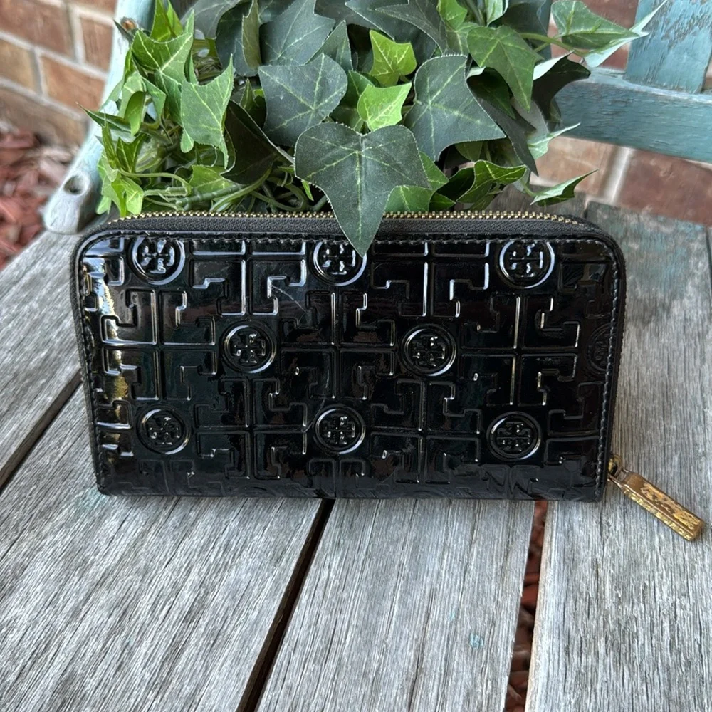 Tory Burch Black Patent Leather Embossed Zip Wallet